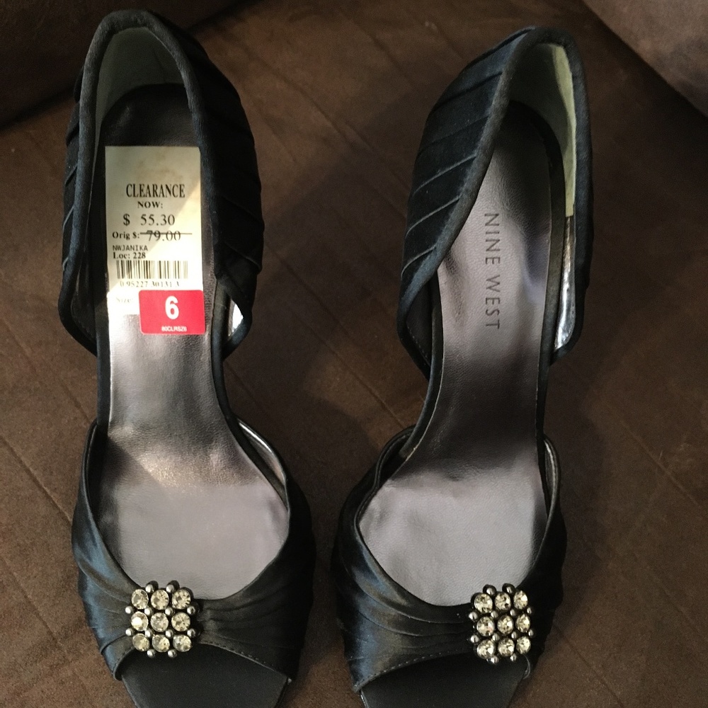 Nine West peep toe pumps NWT